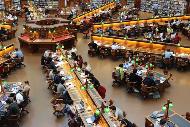 biblioteka puna ljudi koji uce