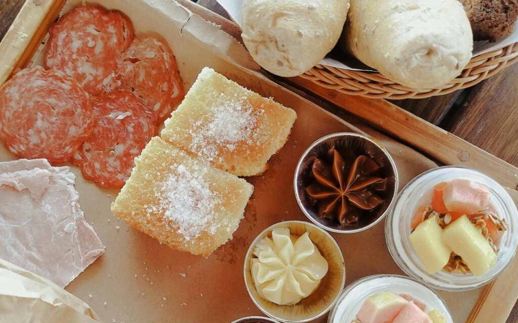 Meze i hleb na na tanjiru

